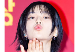 「デビュー前に整形せず後悔」発言が話題に、韓国女性歌手が名物フォトスポットで“くびれ”アピール 画像