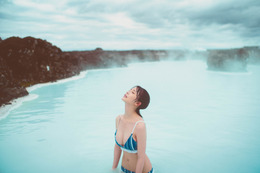 長濱ねる、8年ぶりの水着姿！ アイスランドの地熱温泉をうっとりと堪能