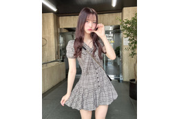 黒嵜菜々子、“あざと可愛い”チェック柄ワンピ姿が話題「スタイル抜群」「とっても似合って素敵」
