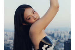 限界ギリギリ衣装から一転…BLACKPINKジェニー、“300時間手作業“で作られたアートな衣装で魅了 画像