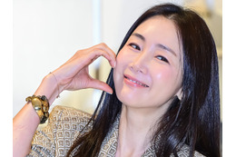 50歳になった『冬ソナ』女優チェ・ジウ、娘から誕生日カードをもらう様子を公開!美貌も健在【PHOTO】 画像