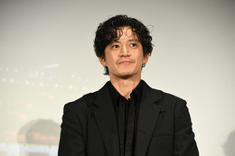 小栗旬「皆さんの勇気となって明日に繋がっていったら」…新型コロナに日本で初めて挑んだ者たちを描く『フロントライン』舞台挨拶