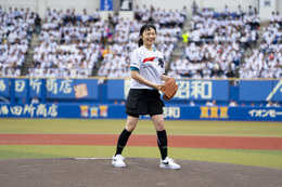 古川琴音、主演映画“ハナロク”の背番号で人生初始球式！「この空気を楽しみ尽くした」