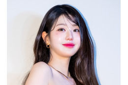 IVE・ウォニョン、超ミニスカで“見えそう”な大胆ポーズ!AI級のビジュアルに「ほんとに人間?」の声【PHOTO】 画像