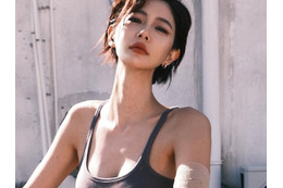 限界ギリギリの“ふわ透けドレス”に騒然!「世界で最も美しい女性2位」クララが仙女に【PHOTO】 画像