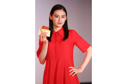 八木莉可子、新ファミチキ発表会でランウェイ風に登場！「まさかここまで本格的だと思っていなくて」