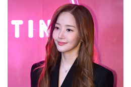 見えてる？女優パク・ミニョン、紐トップス着た妖艶な寝そべりSHOT「狂ってしまう」【PHOTO】 画像
