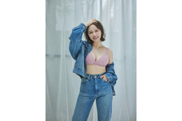 大人可愛いが止まらない！ 村重杏奈、肌見せデニムとランジェリーで美バスト披露