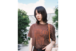 のん、鋭い流し目の私服ショットに反響続出！ 「かっこいい」「完全に惚れました」