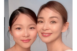 普段はメガネでナチュラルな13歳、SHIHOの娘が大変身！“まるで姉妹”な母娘写真に反響【PHOTO】 画像