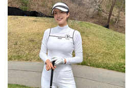 これぞ憧れの“美スレンダー”！韓国女子ゴルファー、肩出しミニスカSHOTで見せたしなやか脚線美【PHOTO】 画像