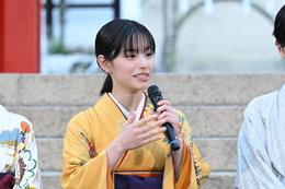 當真あみや原菜乃華、上白石萌音が袴姿で近江神宮へ！ 新ドラマ『ちはやふる－めぐり－』ヒット祈願 画像