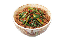 すき家、旨辛だれとシャキシャキ食感が楽しめる夏の人気メニュー「ニンニクの芽牛丼」8日より発売