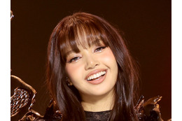 BLACKPINK・リサ、東京を訪問中に耳から血が…!?「大丈夫？」とファンから心配の声も【PHOTO】 画像