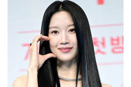 タトゥーも大胆披露…「ほぼ全部見えてる」衣装で話題となったムン・ガヨン、圧巻美貌に視線釘付け【独自写真】 画像
