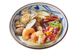 丸亀製麺、冷たいのど越しがたまらない「冷たーい旨塩うどん」など夏メニュー3種8日より販売