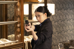 森川葵が銃を構えて犯罪グループの摘発へ！火9『スティンガーズ』場面写真が公開