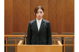 法廷に立つ齊藤京子の場面写真＆映像解禁！カンヌ映画祭出品『恋愛禁止』1月公開