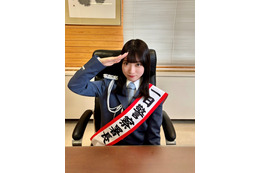 制服姿が可愛いすぎる！22/7・河瀬詩、北海道根室市で「一日警察署長＆駅長」ダブル就任