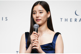 新木優子がボディライン際立つドレス姿で報道陣を魅了、挑戦したいのは「シュノーケリング」