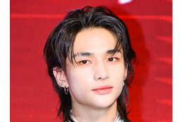 「存在がアート」Stray Kids・ヒョンジン、洒落た私服でドイツの街を散策!ビールを堪能する姿も【PHOTO】 画像