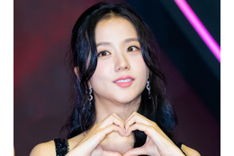 BLACKPINK・ジス、“ピチ”っとタイト衣装で圧巻スタイルあらわに…「ドキドキが止まらない」【PHOTO】 画像