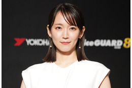 吉岡里帆が純白ドレスで登場、『007』のカーチェイスシーンへの憧れを明かす「いつか自分も」