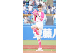 菅井友香がミニ丈パンツスタイルで始球式に登場、‟アイドルらしい”投球フォームを披露