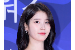 IU、Netflixドラマ『おつかれさま』で主演女優賞&人気スター賞受賞!作品も大賞に輝く 画像