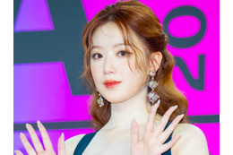 一瞬何も着ていないかと…i-dle・シュファ、“大胆ドレス姿”に視線釘付け「おかしくなりそう」【PHOTO】 画像