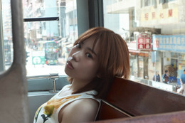 声優・伊達さゆり、約3年ぶりの写真集が発売決定！異国の地でアンニュイな表情を見せる