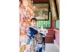 小松彩夏、“母”になって迎えた初めての誕生日を報告！お宮参りでの親子2ショット披露