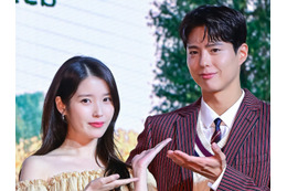 IU、ドラマで共演した俳優パク・ボゴムの目頭を熱くさせる!冠番組の最終収録に登場 画像
