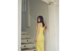 桜井日奈子、ニットワンピ着こなした見返り美人カット公開!……2026年カレンダーブック 画像