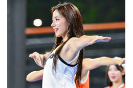 引き締まった筋肉美に注目!韓国チアガールの大胆スイムウェアSHOTに視線強奪「背筋が素晴らしい」【PHOTO】 画像
