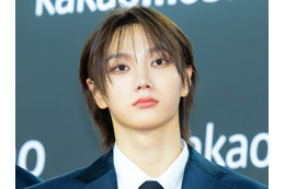 王子様降臨！BOYNEXTDOOR・ソンホ、白スーツ×金髪で放つ圧倒的オーラ「麗しい…」【PHOTO】 画像