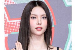 まるでお人形…ILLIT・ユナ、“くるくるウェーブヘア”で放つキュートな魅力にファン悶絶「言葉が出ない」【PHOTO】 画像