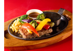 ココス、夏野菜たっぷりのせた「ビーフハンバーグステーキ」が8月1日から登場