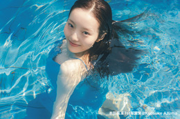 本田真凜、ドレス着たままプールにダイブ！本人念願のショットが実現