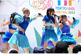 【TIF2025】ambitious、ブルーの衣装&シャボン玉噴射ライブで会場をヒートアップ！