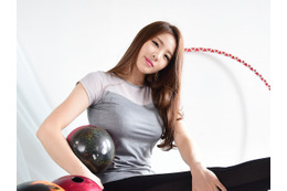 韓国の元新体操選手、砂浜で見せた大胆私服にファン釘付け　タイト目Tシャツから美貌あらわ【PHOTO】 画像