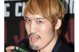 巨人チェ・ホンマン、“韓国サッカーの英雄”をお姫様抱っこ　相手は恥ずかしがって乙女のような照れ隠し 画像