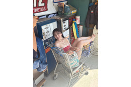 西野夢菜、夏っぽく元気な水着グラビア！カートに入った大胆オフショ公開