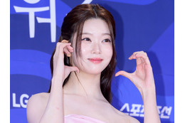 Billlieの日本人メンバー・ツキ、胸元が大胆に開いたトップスで妖艶な魅力披露【PHOTO】 画像