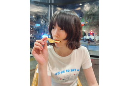 のん、夏らしい肩上ボブヘアにイメチェン！ポテチ頬張るラフな姿公開