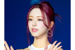 「骨格ONE PIECE」で話題に！ITZY・ユナ、くびれ際立つ“異次元スタイル”に視線釘付け【PHOTO】 画像