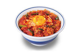 ラー油×唐辛子でカツの旨みアップ！かつや、「赤辛カツ丼」と「カレーカツ丼」が18日より新登場