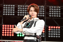 「仮面ライダーゼッツ」主演・今井竜太郎が胸に巻くベルトの変身ポーズを披露！ベルトのシステム音声は山寺宏一 画像