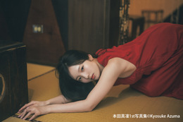 本田真凜、大人っぽい赤ドレス姿で妖艶な表情見せる！台湾のレトロ喫茶＆バーで撮影