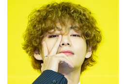 キス写真も!? Vが公開した“過去と現在”にファン大興奮　BTS、全員集合ショット公開【PHOTO】 画像